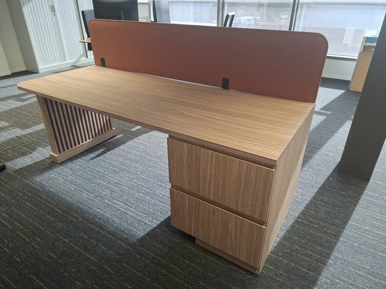 Tweede aanzicht van het gerealiseerde Bureau Duo met houten werkblad, scheidingspaneel en ladeblok.