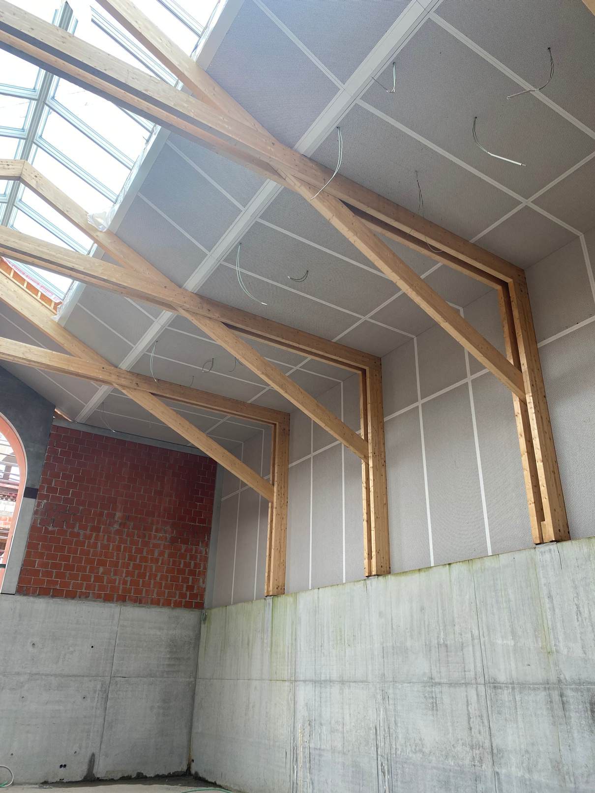 GL-LVL-houtconstructie in de sport- en danszaal van De Kleurdoos tijdens de bouw.