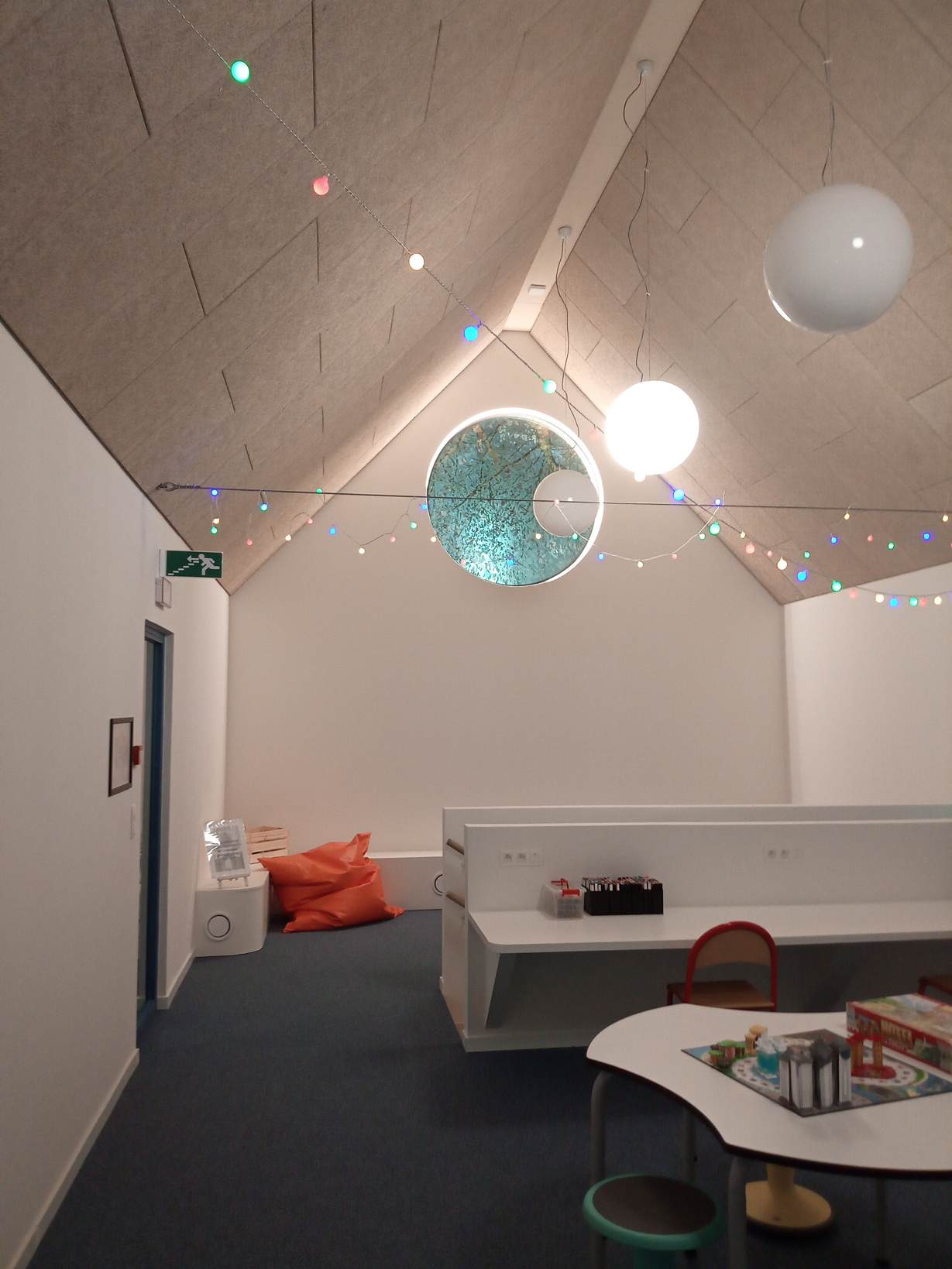 Interieur van de herbestemde kerk met een ronde vensteropening en houten inrichting.