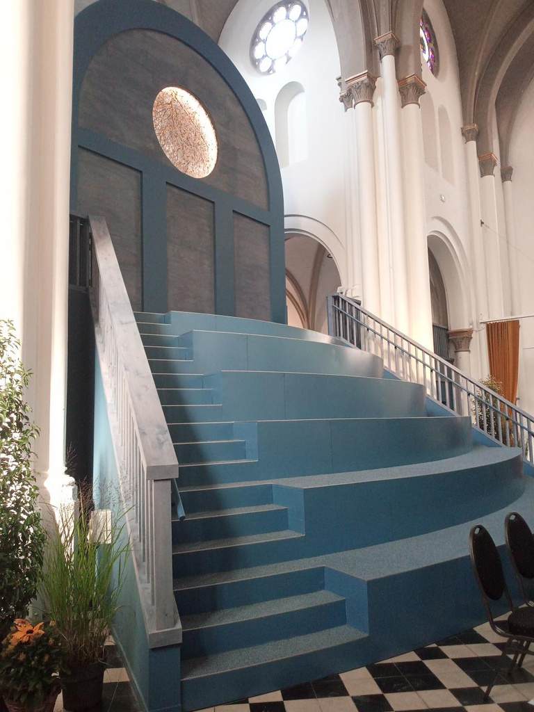 Blauwe tribune en zichtgevel in de kerk van Boekhoute.