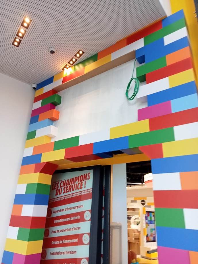 Kleurrijk entreeportaal in het LEGO Discovery Centre.